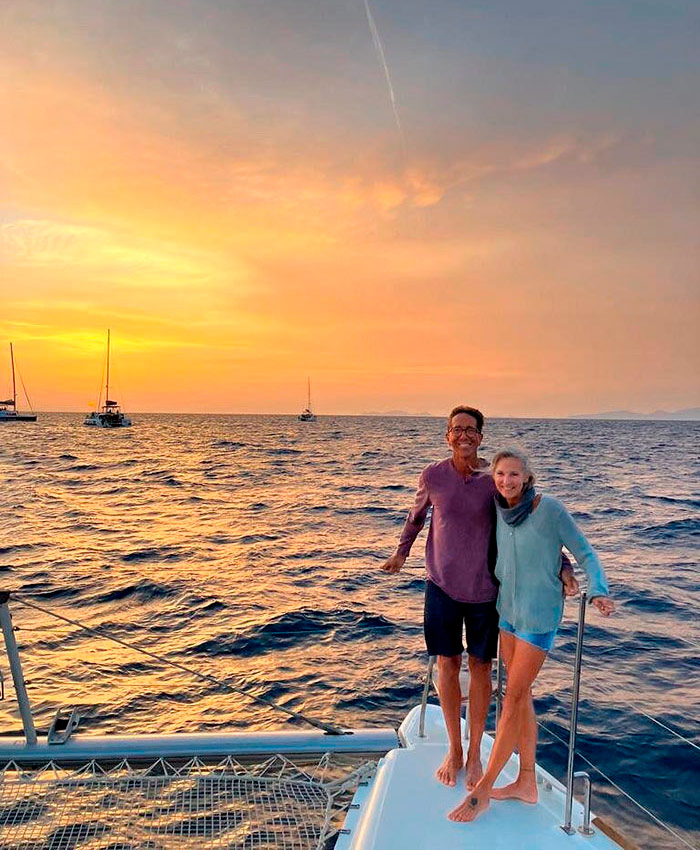 Croisi&egrave;re au coucher du soleil &agrave; Santorin